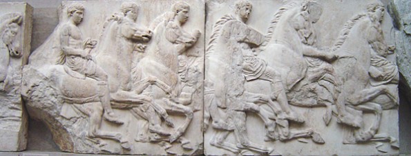 Der Fries am Parthenon zeigt ein für unser Auge heute und hierzulande ungewohntes Verhältnis Gewicht und Größe bei Reiter und Pferd. Die Reiter dürften etwa 25 Prozent des Pferdegewichts ausmachen. (© ChrisO, Wikipedia)