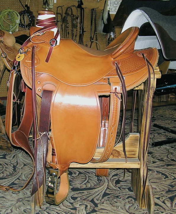 Arbeits-Westernsättel erleichtern dem Reiter durch ihren Aufbau – der zum Horn hin ansteigenden Sitzfläche – das Sitzen auf den Sitzbeinkufen. (© montanabw, Wikipedia)