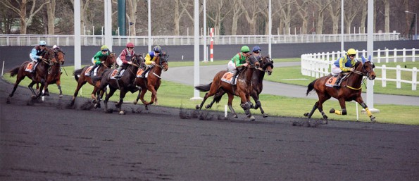 Bei gerittenen Trabrennen, wie sie in Frankreich weit verbreitet sind, muss der Jockey sein Gleichgewicht in Bügeln finden, die nahezu so kurz wie bei Galopprennen sind. (© Myrabella, Wikipedia)