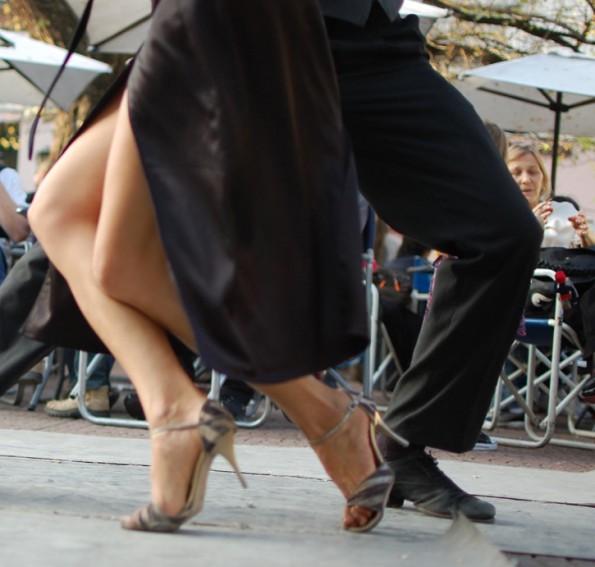 Beim Tango ist der Wechsel von statischen und dynamischen Momenten besonders auffällig für den Betrachter. (© Brian Barbutti, Wikipedia)