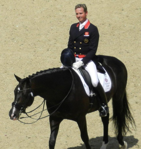 Carl Hester und ein gelassen in Selbsthaltung schreitender Uthopia bei der Olympiade 2012. (© The Rambling Man and Kim Ratcliffe of Think Equestrian, Wikipedia)