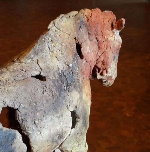 Die Urpferde der Keramikkünstlerin Ule Ewelt zeigen ihr Bild vom Pferd. (© C. Götz) http://www.keramik-uleewelt.de 