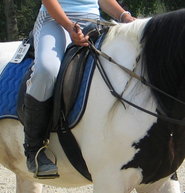 Beim lernenden Reiter zeigen sich Probleme mit dem gewünschten ausbalancierten, zügelunabhängigen Sitz oft am Bein. (© C. Götz)