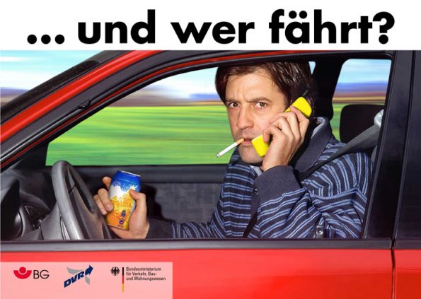 „... und wer fährt?“ Bereits 2002 war die Ablenkung beim Fahren Thema einer Plakatkampagne des Deutschen Verkehrssicherheitsrats. www.drv.de Auch im Sattel lässt sich vergleichbares beobachten.